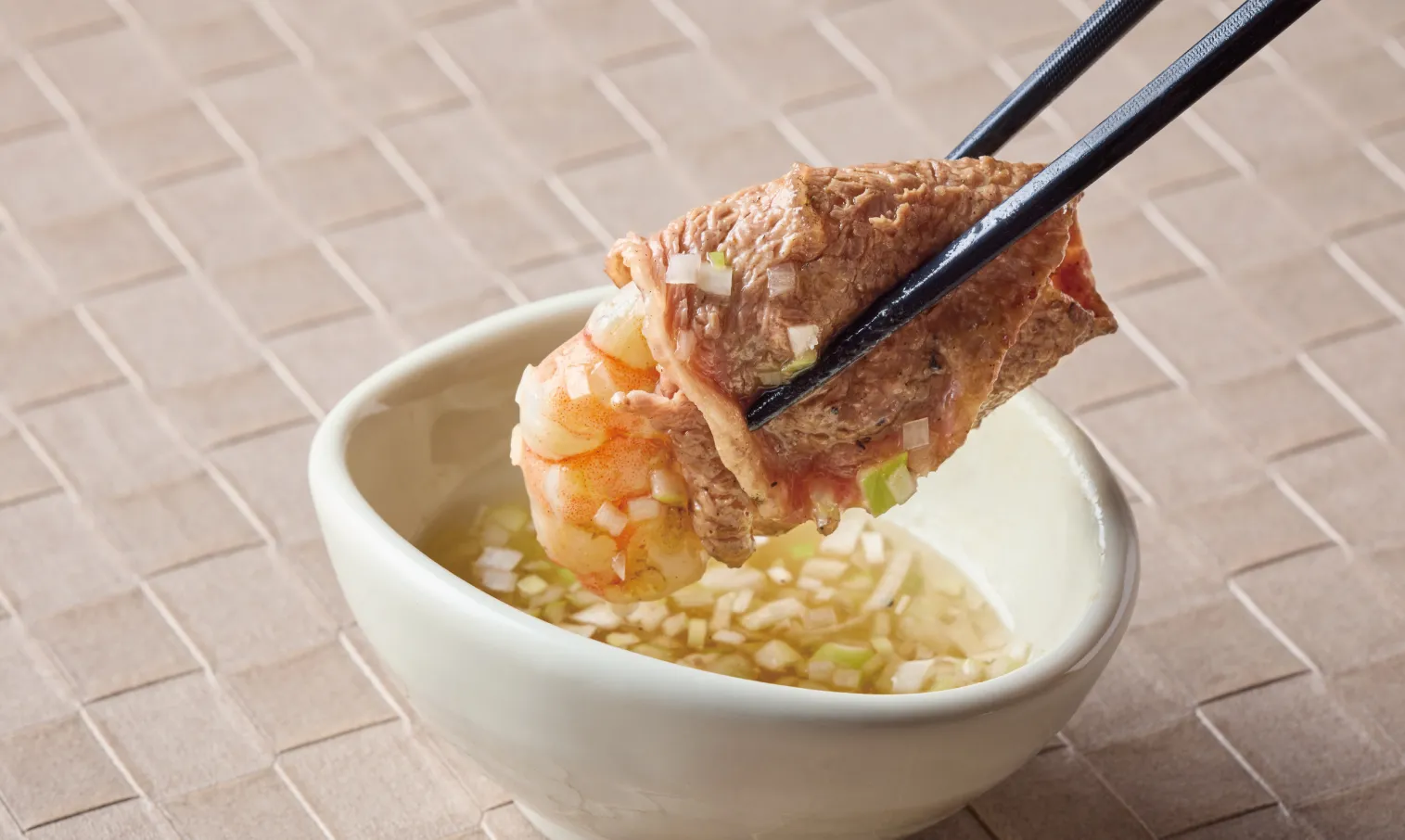 焼いたエビを巻いて